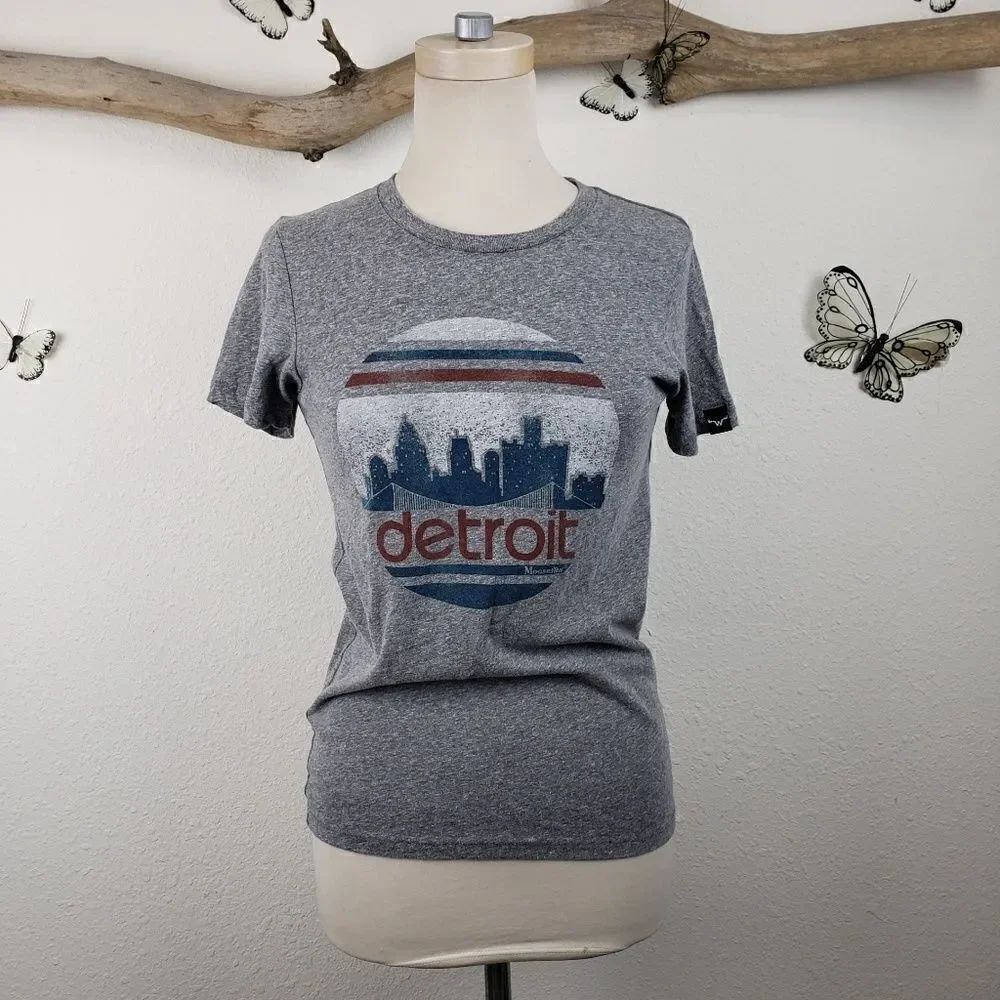 Moosejaw retro style graphic Detroit skyline logo